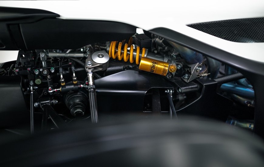 Les amortisseurs réglables Öhlins apportent une maniabilité supérieure à la nouvelle supercar BAC Mono R en fibre de carbone